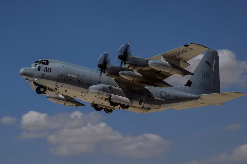 Điều này thể hiện ý đồ muốn chia cắt Syria "để trị" của Mỹ khi họ ra sức xây dựng một chính quyền mới ở miền Bắc Syria với trung tâm là người Kurd tách biệt hoàn toàn với chính quyền trung ương ở Damascus. Hình ảnh Vận tải cơ C-130 của Mỹ đang mang theo người và trang bị hậu cần tới một địa điểm khác cho chiến dịch hậu cần của quân đội Mỹ ở Syria. Nguồn ảnh: BI.