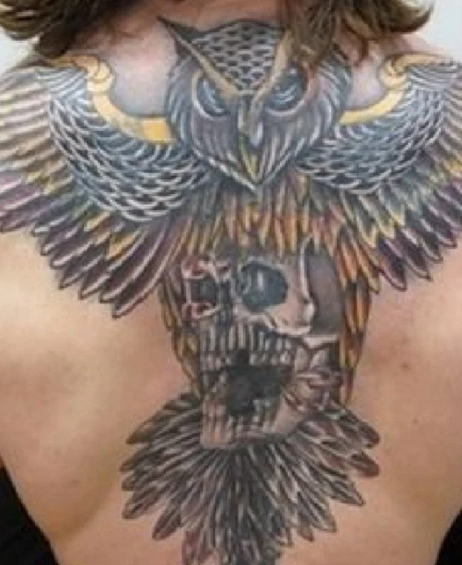 Một trong những manh mối duy nhất của cảnh sát là hình xăm con cú với đầu lâu đằng sau lưng nghi phạm.