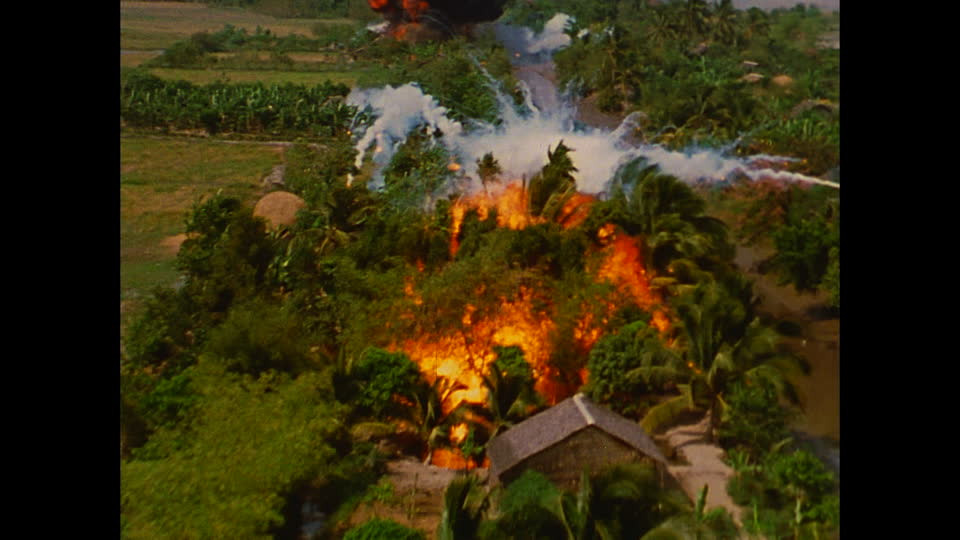 Loại bom cháy này được Mỹ sử dụng nhiều ở Việt Nam một phần là để dẹp bỏ cây cối - thứ ngụy trang cực kỳ tốt của tự nhiên được Quân Giải phóng tận dụng triệt để. Nguồn ảnh: Tube.