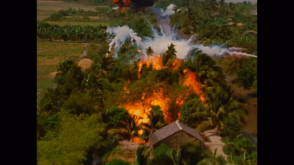 Loại bom cháy này được Mỹ sử dụng nhiều ở Việt Nam một phần là để dẹp bỏ cây cối - thứ ngụy trang cực kỳ tốt của tự nhiên được Quân Giải phóng tận dụng triệt để. Nguồn ảnh: Tube.