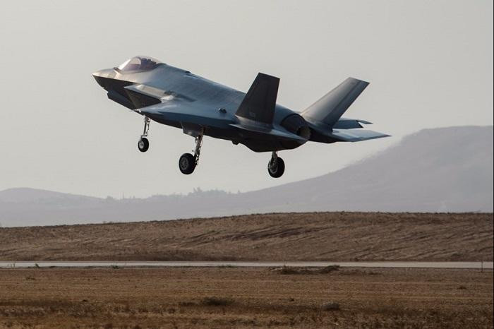 Chương trình F-35 đắt đỏ của Quân đội Mỹ có giá lên tới 1,5 nghìn tỷ USD và là chương trình đắt đỏ nhất trong lịch sử quân sự thế giới. Chưa hế, F-35 thậm chí còn được coi là loại chiến đấu cơ "mua dễ, nuôi mới tốn" nhất là khi theo tính toán của Không quân Mỹ, họ sẽ cần phải chi thêm 1,1 nghìn tỷ USD nữa để duy trì hoạt động của F-35 tới năm 2070. Nguồn ảnh: RFI.