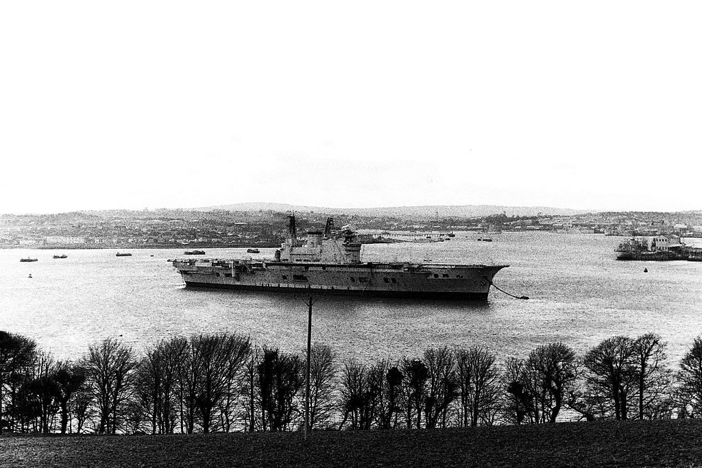 Số lượng thủy thủ đoàn biên chế cho tàu sân bay này tối đa là 2750 thủy thủ, sĩ quan chỉ huy và lực lượng không quân. Tàu được trang bị tổng cộng 4 x 2 khẩu pháo 113 mm và 6 bệ phóng tên lửa Seacat đất đối không. Nguồn ảnh: Flickr.