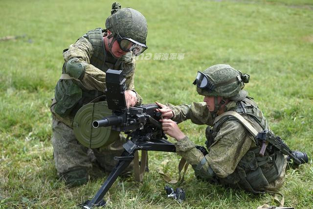 Lắp ráp súng phóng lựu tự động... Nguồn ảnh: Sina.