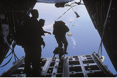 Tuy nhiên, ngay từ khai mạc Swift Response 18 đã diễn ra không mấy suôn sẻ khi đúng trong ngày đầu tiên của cuộc tập trận đã có một vụ tai nạn xảy ra khi một trong nhưng pallet mang theo đạn dược được thả cùng lính dù các nước bất ngờ bốc cháy khi gần tiếp đất, hiện chưa rõ nguyên nhân vụ tai nạn trên. Nguồn ảnh: Sputnik.