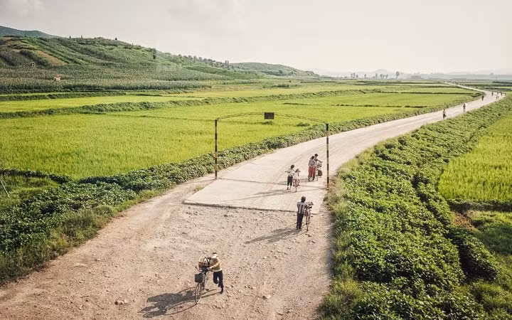 Nông thôn Triều Tiên nhìn qua cửa sổ tàu hỏa.