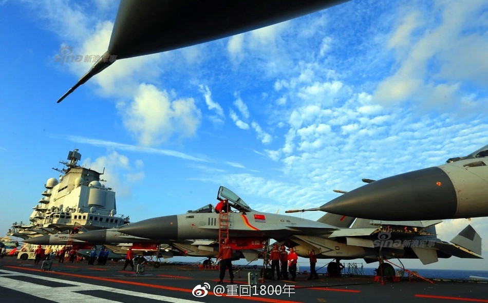 Cận cảnh các máy bay J-15 của Trung Quốc trên tàu sân bay Liêu Ninh, để có thể cất cánh được từ tàu sân bay này, J-15 phải giảm thiểu tối đa trọng lượng của mình dù trọng lượng cất cánh tối đa của chúng có thể lên tới 33 tấn. Nguồn ảnh: Sina.