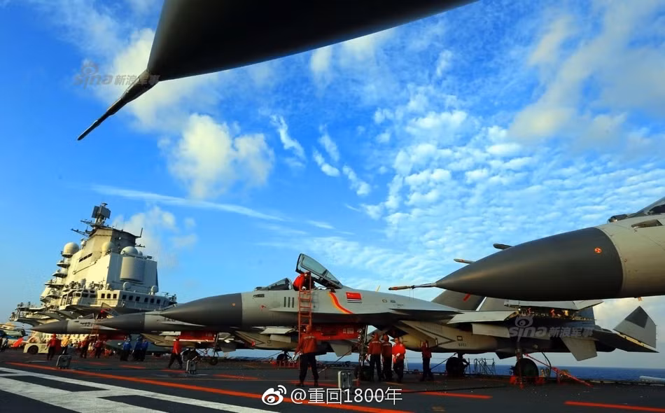 Cận cảnh các máy bay J-15 của Trung Quốc trên tàu sân bay Liêu Ninh, để có thể cất cánh được từ tàu sân bay này, J-15 phải giảm thiểu tối đa trọng lượng của mình dù trọng lượng cất cánh tối đa của chúng có thể lên tới 33 tấn. Nguồn ảnh: Sina.