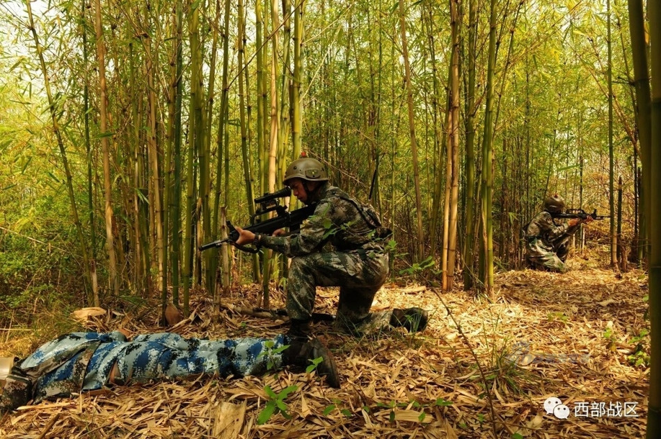 Lính Sơn Cước Trung Quốc tập trận với mục tiêu giả định (quân xanh) được mặc quân phục của... Hải quân. Nguồn ảnh: Sina.