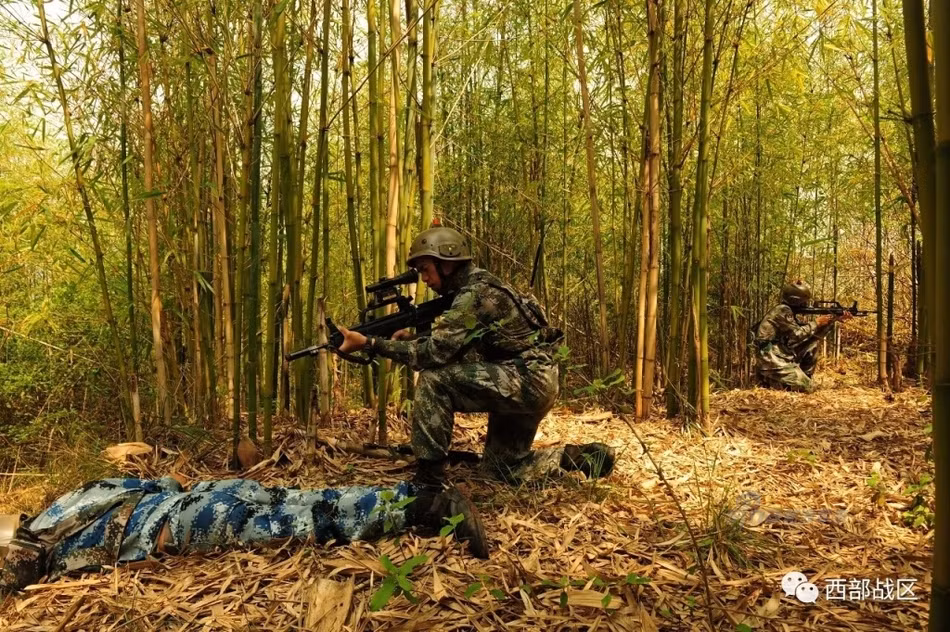 Lính Sơn Cước Trung Quốc tập trận với mục tiêu giả định (quân xanh) được mặc quân phục của... Hải quân. Nguồn ảnh: Sina.