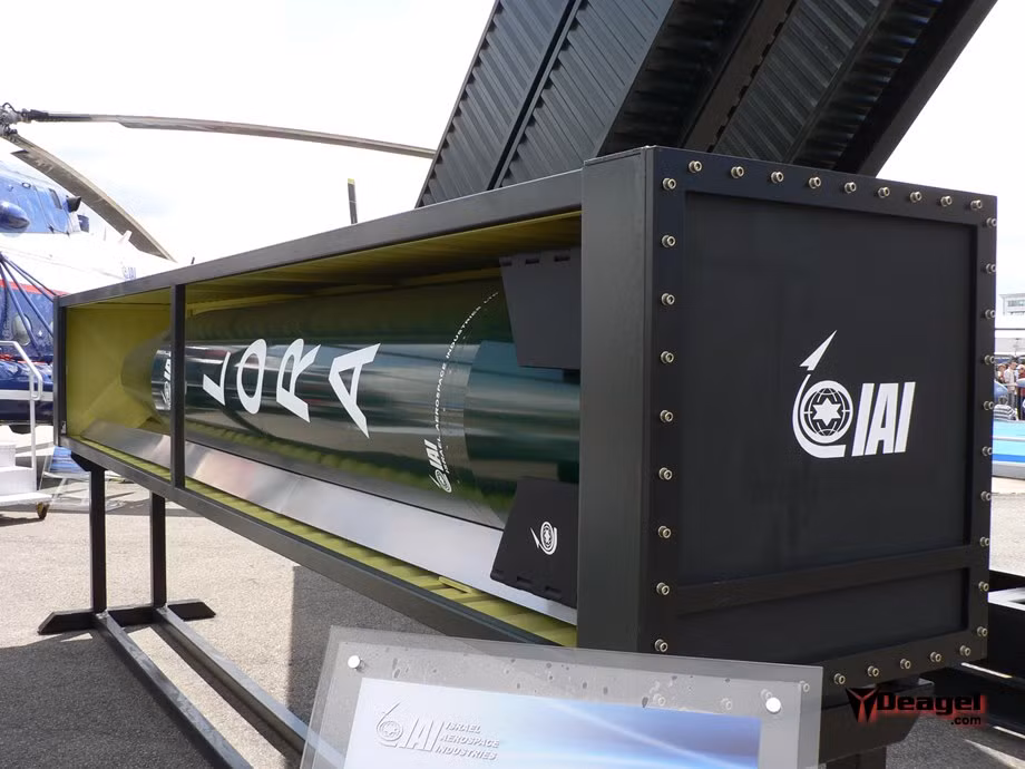 Tên lửa LORA có chiều dài từ 4,7 tới 5,2 mét tùy từng phiên bản, đường kính thân 0,62 mét và có trọng lượng tổng cộng từ 1.600 kg cho tới 1.800 kg. Nguồn ảnh: Deagel.