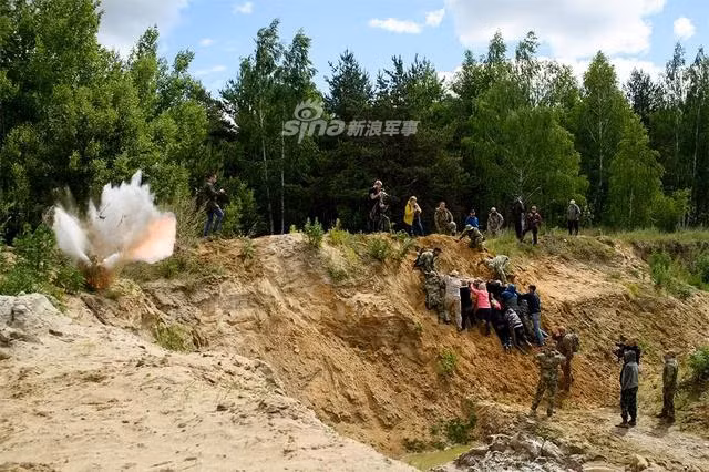 Trong trường hợp một cuộc giải cứu bằng vũ lực được diễn ra, các phóng viên này cũng được học cách hợp tác với lực lượng giải cứu để tránh thương vong không đáng có. Nguồn ảnh: Sina.