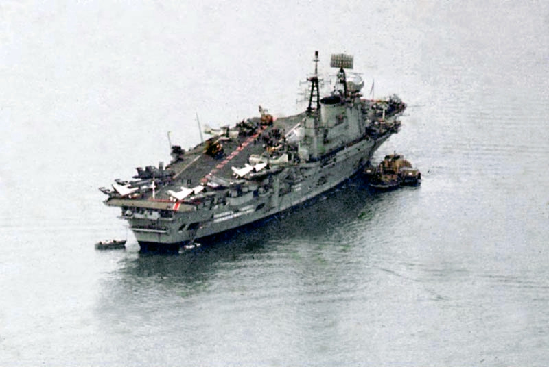 Quá trình "sinh ra lần nữa" của tàu sân bay HMS Eagle tốn tới thêm 5 năm nữa, từ năm 1959 tới tận năm 1964 mới hoàn thiện, quá trình này bao gồm việc cải tiến thêm đường băng thứ hai cho tàu sân bay này và nâng cấp hệ thống radar trên tàu. Nguồn ảnh: Wiki.