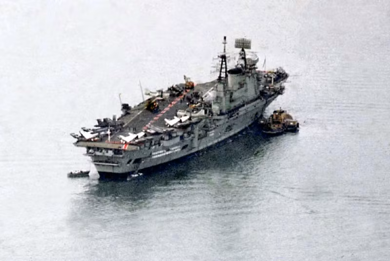 Quá trình "sinh ra lần nữa" của tàu sân bay HMS Eagle tốn tới thêm 5 năm nữa, từ năm 1959 tới tận năm 1964 mới hoàn thiện, quá trình này bao gồm việc cải tiến thêm đường băng thứ hai cho tàu sân bay này và nâng cấp hệ thống radar trên tàu. Nguồn ảnh: Wiki.