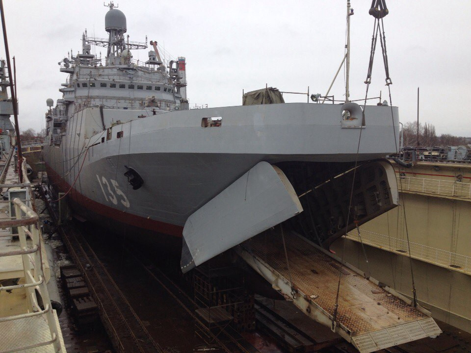 Tối đa, mỗi tàu đổ bộ theo Đề án 11711 có khả năng mang theo tới 13 xe tăng chủ lực chiến trường loại T-90 hoặc T-72 cùng với số lượng tương đương hoặc hơn các loại xe thiết giáp đổ bộ, xe lội nước. Cùng với lực lượng thiết giáp lên tới hàng chục chiếc, tàu Ivan Gren cũng có khả năng mang theo tới tối đa 300 quân. Nguồn ảnh: Milru.