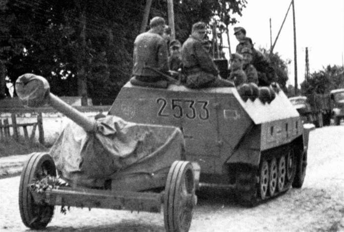 Được trang bị một động cơ 99 sức ngựa của Maybach, Sd.Kfz. 251 có khả năng di chuyển với quãng đường tối đa 300 km và tốc độ tối đa lên tới 52,5 km - đây là tốc độ kém hơn nhiều so với xe tải nhưng cũng nhanh hơn so với các loại xe tăng thời đó của Đức. Nguồn ảnh: Wiki.