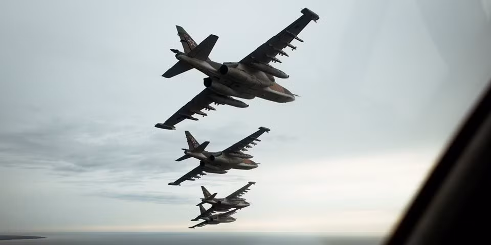 Cường kích Su-25 hiện nay được coi là một trong hai cường kích cơ tốt nhất thế giới bên cạnh chiếc A-10 của Không quân Mỹ. Chiếc cường kích cơ này được Liên Xô thiết kế và bắt đầu được đưa vào sản xuất từ năm 1978.