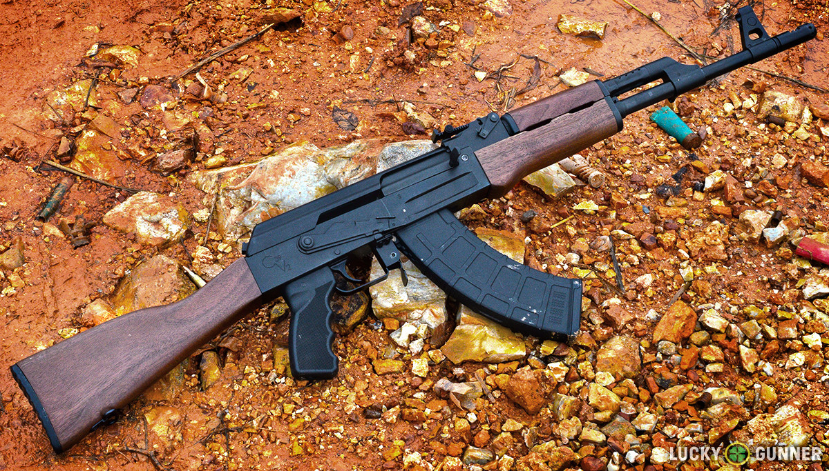 Tuy nhiên, ở trên mẫu súng trường tấn công AK-47, thiết kế nãy an toàn của nó lại được đặt theo thứ tự khóa - tự động hoàn toàn - từng viên bán tự động. Đây là thiết kế quá đỗi cũ kỹ, không còn phù hợp với tiêu chuẩn an toàn hiện hành ngày nay. Nguồn ảnh: Gunner.