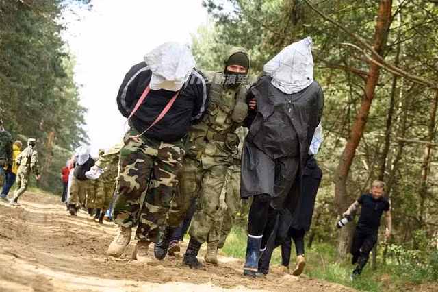 Trong những trường hợp này, các phóng viên của Nga được khuyên là hãy hợp tác với bọn khủng bố, tránh chống cự vô ích nhưng được khuyến khích chạy trốn khi có thể. Nguồn ảnh: Sina.