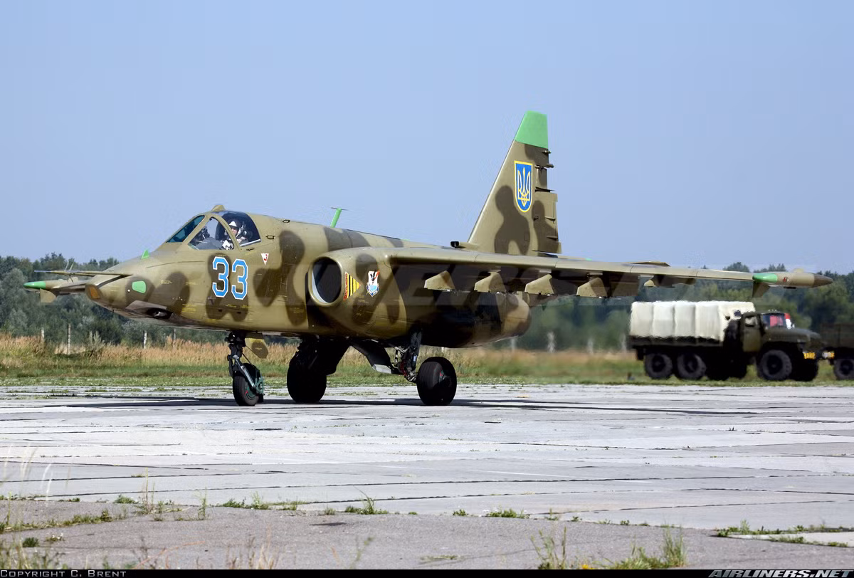 Mặc dù vậy, cơ số đạn tối đa mà Su-25 mang được lại chỉ là 260 viên pháo 30mm được gắn ở dưới mũi máy bay.