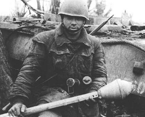 Tầm bắn tối đa của Panzerfaust 150 lên tới 150 mét - gấp 5 lần so với các phiên bản đầu tiên và độ xuyên cũng được tăng lên gấp đôi, từ 280 tới 300mm thép cán đồng nhất tùy từng trường hợp cụ thể. Nguồn ảnh: Archive.