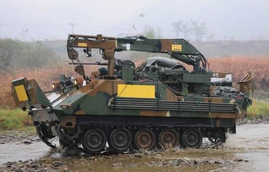 Ngoài ra còn có rất nhiều phiên bản nâng cấp, cải biên lại thiết giáp M113 để phục vụ cho điều kiện tác chiến hiện đại. Ảnh: Thiết giáp M113 phiên bản cứu hộ xe tăng. Nguồn ảnh: Tanker.