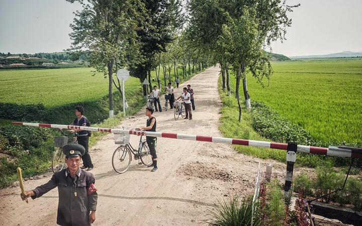 Người dân vùng nông thôn Triều Tiên chờ đi qua đường tàu.