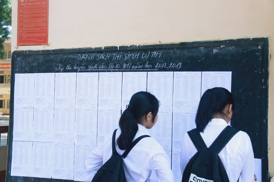 Buổi làm thủ tục diễn ra nhanh và không mất quá nhiều thời gian nên 2 trong số 5 thí sinh của phòng thi này nán lại kiểm tra lại các thông tin cho buổi thi ngày mai.