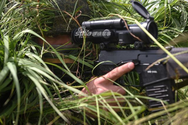 Trong điều kiện hành quân chiến đấu đường dài, lính bắn tỉa Nga có thể thoải mái thay đổi bộ quân phục ngụy trang bằng cây cỏ của mình để phù hợp với từng địa điểm giao tranh. Nguồn ảnh: Sina.