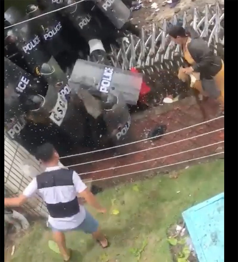 Hành vi ném cục đá hơn 30kg vào lực lượng CSCĐ có bằng chứng xác thực là đoạn phim ghi nhận lại. Hành vi ném cục đá hơn 30kg vào lực lượng CSCĐ có bằng chứng xác thực là đoạn phim ghi nhận lại.