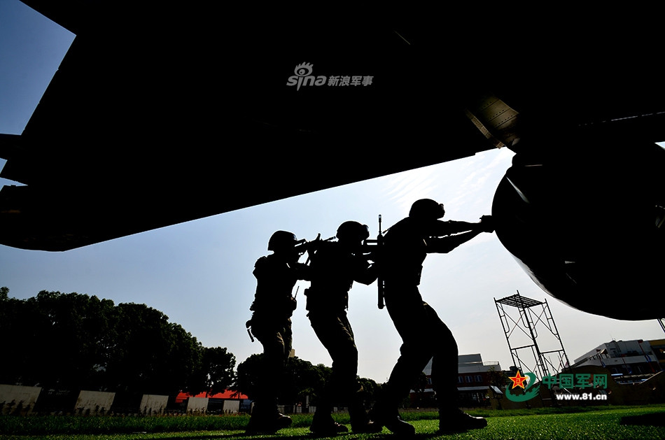 Việc nổ súng bên trong máy bay là điều cực kỳ nguy hiểm vì có quá nhiều dân thường bên trong máy bay, mỗi phát bắn trượt có thể tước đi mạng sống của một người vô tội xấu số nào đó. Nguồn ảnh: 81cn.