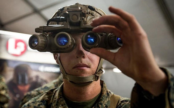 Thủy quân lục chiến Mỹ đang thử kính quang học trong cuộc Tập trận Kỹ thuật Hải quân tối tân 2018 (ANTX-18).