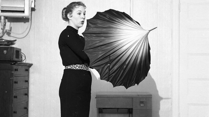 Mở ô trong nhà sẽ bị thần giáng tội: Dân gian quan niệm rằng cây dù có tác dụng che nắng, nếu bạn bung nó ra trong nhà, bạn sẽ xúc phạm đến thần Mặt Trời. Thêm một lý giải nữa, nếu mở ô trong nhà, bạn sẽ động chạm đến tự ái thần giám hộ nhà cửa, vốn có trách nhiệm che chắn mưa gió bão bùng cho bạn. Và để tránh làm phật lòng các chư thần, tốt nhất đừng nên che ô trong nhà kẻo bị phạt những điều xui xẻo nhé. Cơ mà ai lại rảnh hơi che dù trong chỗ kín bưng như thế nhỉ?!