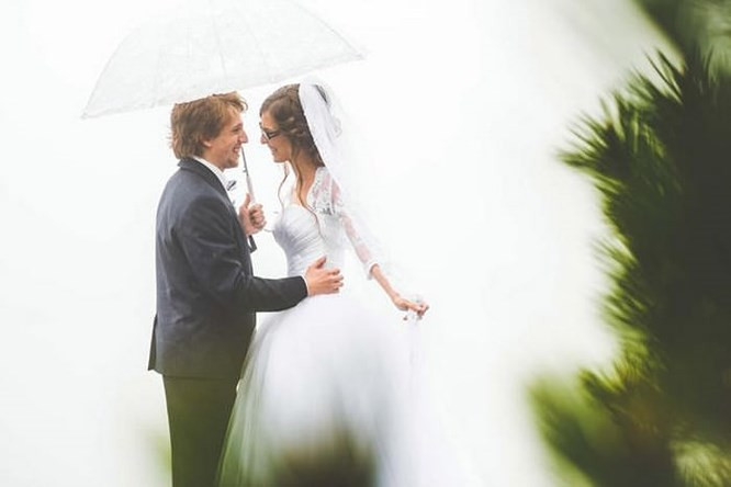Mê tín dị đoan trong đám cưới: Trong nhiều nền văn hóa chẳng hạn như Nga, nếu trời mưa vào ngày cưới, đây là dấu hiệu của may mắn, biểu tượng của sự giàu có và hạnh phúc cho cô dâu và chú rể. Nó cũng đại diện cho khả năng sinh sản và bạn sẽ có nhiều con trong tương lai. Nó cũng rửa sạch tất cả những kỷ niệm không tốt đẹp và là sự khởi đầu hoàn toàn mới cho cuộc sống. Tuy nhiên, ở các quốc gia khác, mưa được coi dấu hiệu không may mắn. Người ta tin rằng mưa vào một ngày cưới sẽ là tượng trưng cho nước mắt, đau khổ của cô dâu trong tương lai.