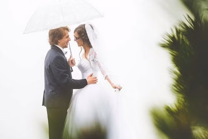 Mê tín dị đoan trong đám cưới: Trong nhiều nền văn hóa chẳng hạn như Nga, nếu trời mưa vào ngày cưới, đây là dấu hiệu của may mắn, biểu tượng của sự giàu có và hạnh phúc cho cô dâu và chú rể. Nó cũng đại diện cho khả năng sinh sản và bạn sẽ có nhiều con trong tương lai. Nó cũng rửa sạch tất cả những kỷ niệm không tốt đẹp và là sự khởi đầu hoàn toàn mới cho cuộc sống. Tuy nhiên, ở các quốc gia khác, mưa được coi dấu hiệu không may mắn. Người ta tin rằng mưa vào một ngày cưới sẽ là tượng trưng cho nước mắt, đau khổ của cô dâu trong tương lai.