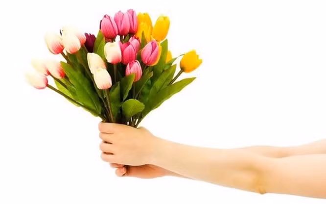 Số hoa chẵn: Người Nga có truyền thống tặng hoa cho người thân yêu và có đến hàng trăm cửa hàng hoa trên mỗi con phố. Tuy nhiên, một quy tắc bạn nên nhớ khi tặng hoa là không bao giờ tặng số hoa chẵn. Nếu bạn quyết định tặng hoa cho một phụ nữ Nga, những số lẻ từ 1 đến 1001 là biểu tượng của hạnh phúc. Một quan niệm khác là tặng 13 bông hoa hồng cho một người phụ nữ ở Nga được coi là may mắn và tốt hơn so với việc gửi 12 hoa hồng. Tặng một bông hồng muốn nói 'Bạn là tất cả những gì tôi có' và tặng 5 bông hoa có nghĩa là "Tôi yêu bạn". Thậm chí số lượng hoa chẵn đại diện cho cái chết vì con số này thường được dùng trong đám tang.