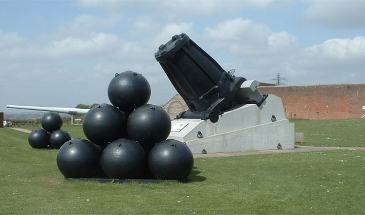 Được phát triển năm 1832 bởi một người Pháp, khẩu đại bác "Quái vật Mortar" khổng lồ này có thể bắn được đạn nặng tới 500 kg.