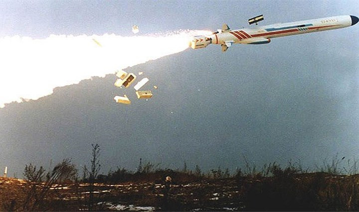 Di chuyển gấp 5 lần tốc độ âm thanh, tên lửa hành trình siêu thanh P-800 là một trong những vũ khí đáng gờm của Nga.