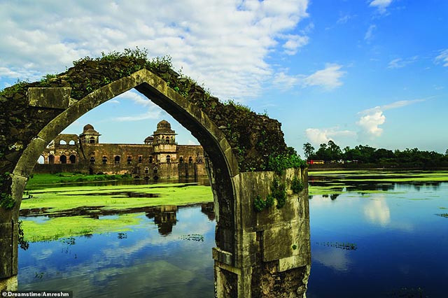 Jahaz Mahal ở Delhi, Ấn Độ là một kiệt tác của kiến trúc và cảnh quan thủy sinh. Sự phản chiếu của cung điện xuống dưới hồ nước giống như hình ảnh của một con tàu.Cung điện được xây dựng vào thế kỷ 15 và 16, ban đầu là nơi để du khách dừng chân, nghỉ ngơi và giải trí nhưng bây giờ nó đã bị bỏ hoang.