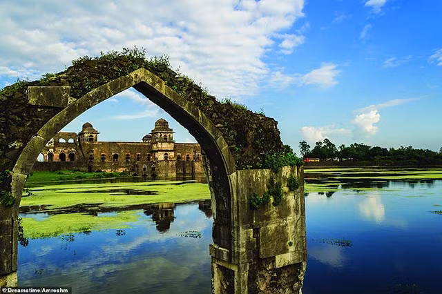 Jahaz Mahal ở Delhi, Ấn Độ là một kiệt tác của kiến trúc và cảnh quan thủy sinh. Sự phản chiếu của cung điện xuống dưới hồ nước giống như hình ảnh của một con tàu.Cung điện được xây dựng vào thế kỷ 15 và 16, ban đầu là nơi để du khách dừng chân, nghỉ ngơi và giải trí nhưng bây giờ nó đã bị bỏ hoang.