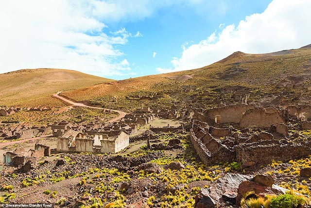 Lịch sử của khu định cư khai thác vàng của San Antonio de Lipez ở Bolivia trải dài từ thế kỷ 16. Trước kia nơi đây có khoảng 150.000 người, họ chủ yếu làm nông nghiệp và chăn nuôi. Tuy nhiên vào một thời điểm, tất cả mọi thứ dường như bị xóa sạch hoàn toàn.