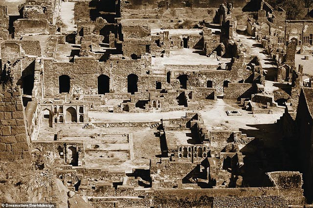 Nằm cách Hyderabad ở Ấn Độ, nơi này từng là thủ đô của vương quốc Golkonda từ thế kỷ 14 đến thế kỷ 17. Nơi này trước đây từng là một pháo đài kiên cố chống lại cuộc vây hãm suốt 9 tháng trời và chỉ thất bại bởi một kẻ phản bội bất ngờ mở 1 cánh cổng từ bên trong.