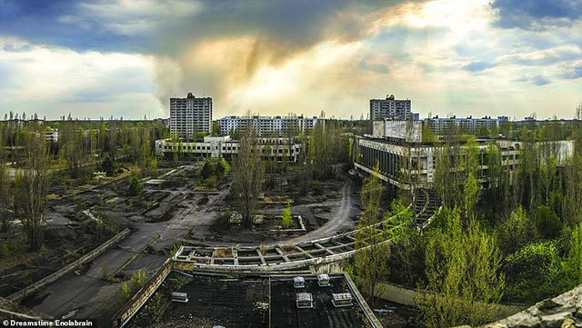 Pripyat ở Ukraine vẫn là một trong những thị trấn ma khét tiếng nhất trên thế giới, nó bị tàn phá bởi thảm họa hạt nhân Chernobyl. Mặc dù mức độ bức xạ đã giảm xuống nhưng người dân vẫn không dám quay trở về lại nơi này.
