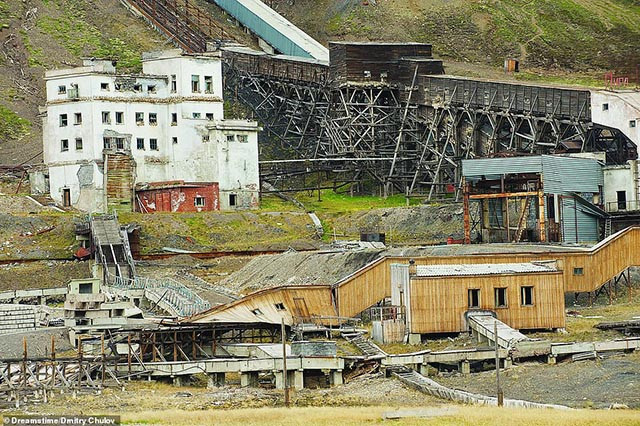 Pyramiden là khu khai thác than ở Na Uy. Ở thời kỳ đỉnh cao, khu dân cư này có đến 1000 người sinh sống. Tuy nhiên vào năm 1990, việc khai thác suy giảm, nhiều người đã bỏ xứ đi đến những vùng khác sinh sống.