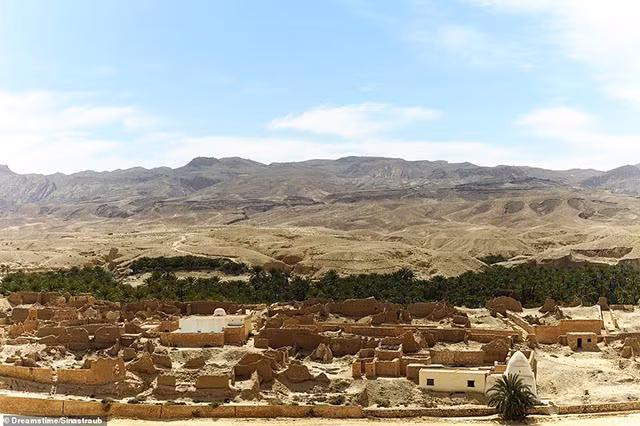 Ốc đảo Tamerza ở Tunisia là một mảnh đất màu mỡ nhưng trớ trêu thay, thị trấn này đã bị bỏ hoang sau một trận lụt lịch sử đã phá hủy hết tất cả vào những năm 1960.