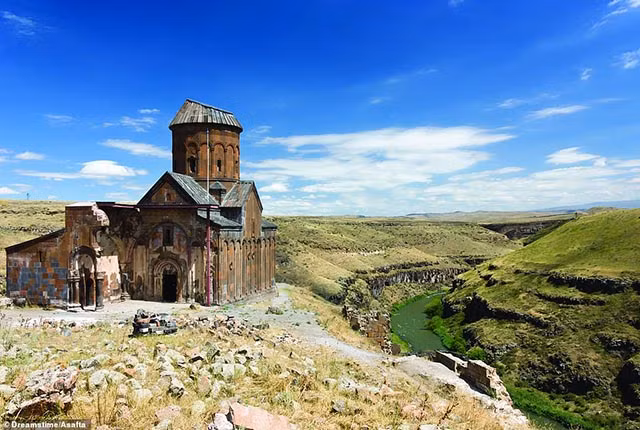 Nhà thờ của Giáo Hội Thánh Gregory ở Ani, Thổ Nhĩ Kỳ được xây dựng vào thế kỷ 13, ở một vị trí cao trên hẻm núi Arpaçay. Nhưng sau khi thành phố Ani bị tàn phá do chiến tranh thì nơi này cũng bị bỏ hoang.