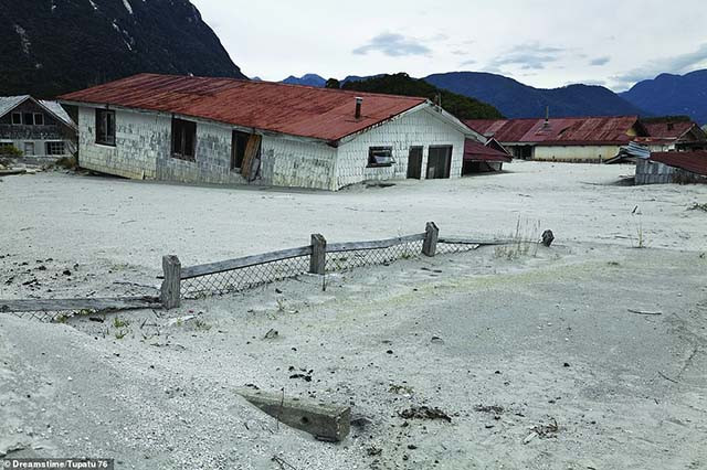 Chaitén ở vùng Los Lagos của Chile bị bỏ hoang từ nhiều thế kỷ. Người dân nơi đây đã rời bỏ nhà cửa khi tro của núi lửa đổ ập xuống thị trấn, phá hủy hầu hết cơ sở hạ tầng.