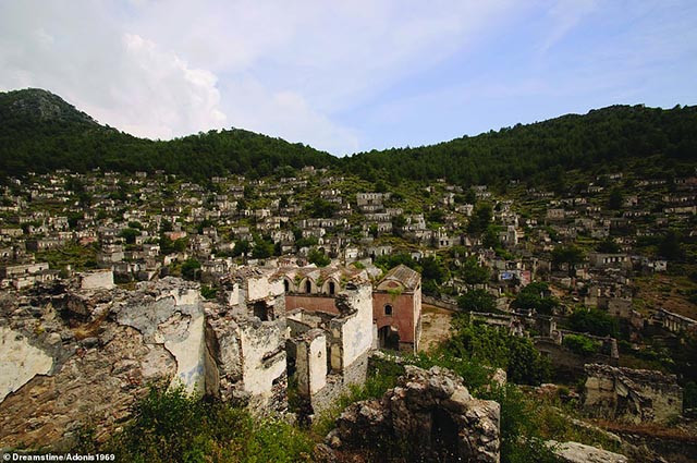 Làng ma Kayakoy đã từng là một cộng đồng Hy Lạp-Thổ Nhĩ Kỳ nhưng những thay đổi và sự sụp đổ của đế quốc Ottoman, cộng với một trận động đất đã phá hủy hết mọi thứ.