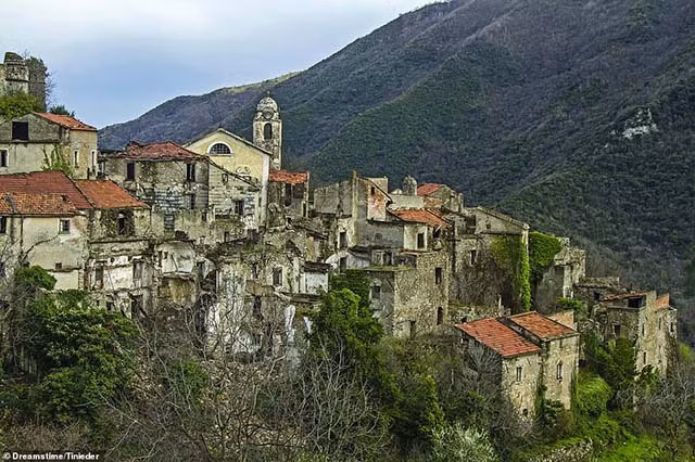 Balestrino một trong những thị trấn ma thú vị nhất ở Ý. Sau khi bị động đất cùng với những bất ổn về chính trị, cư dân nơi này di dời đến một nơi mới để sinh sống, biến nơi này thành một địa điểm ma quái hấp dẫn.