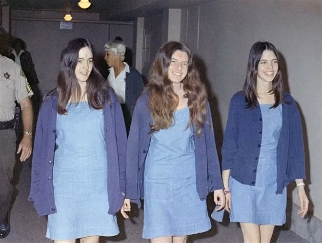 11. Những tên tội phạm nữ trong nhà Manson: Gia đình tội phạm Manson nổi lên với vụ giết hại tàn bạo một nữ diễn viên nổi tiếng tên là Sharon Tat e- vợ của Roman Polanski, và bốn người khác ngày 8 tháng 8 năm 1969.Susan Atkins, Leslie Van Houten và Patricia Krenwinkel đã giết hại một người phụ nữ đang mang thai một cách tàn bạo và một cặp vợ chồng tên là Leno và Rosemary LaBianca bằng 16 nhát dao.