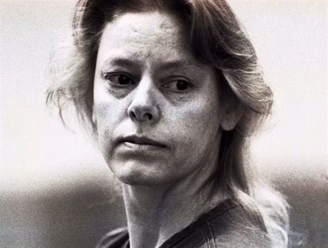 18. Aileen Wuornos: Câu chuyện về Aileen Wournos có thể làm xúc động nhiều trái tim. Nhưng thực tế đây là người phụ nữ đã giết chết 7 người đàn ông ở Florida trong thời gian làm gái mại dâm từ năm 1989 đến năm 1990. Sau khi bị bắt, cô thú nhận với tội ác của mình và bị kết án tử hình bằng cách tiêm thuốc vào năm 2002.
